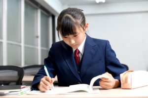勉強する女子中学生