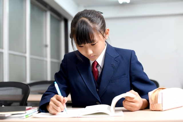 勉強する女子中学生