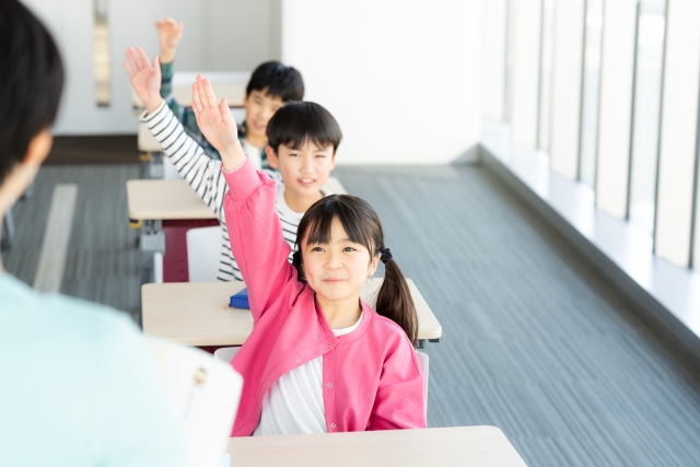 手を挙げる小学生