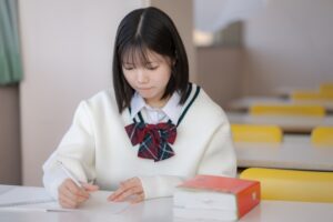 勉強する女子高生