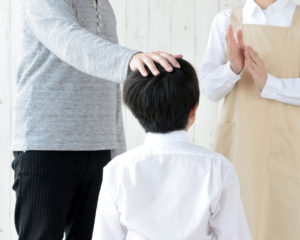 男の子の頭をなでるお父さん